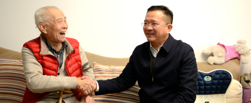 中國(guó)樂(lè)凱黨委領(lǐng)導(dǎo)看望慰問(wèn)樂(lè)凱老領(lǐng)導(dǎo)、老專(zhuān)家、老干部和生活困難職工